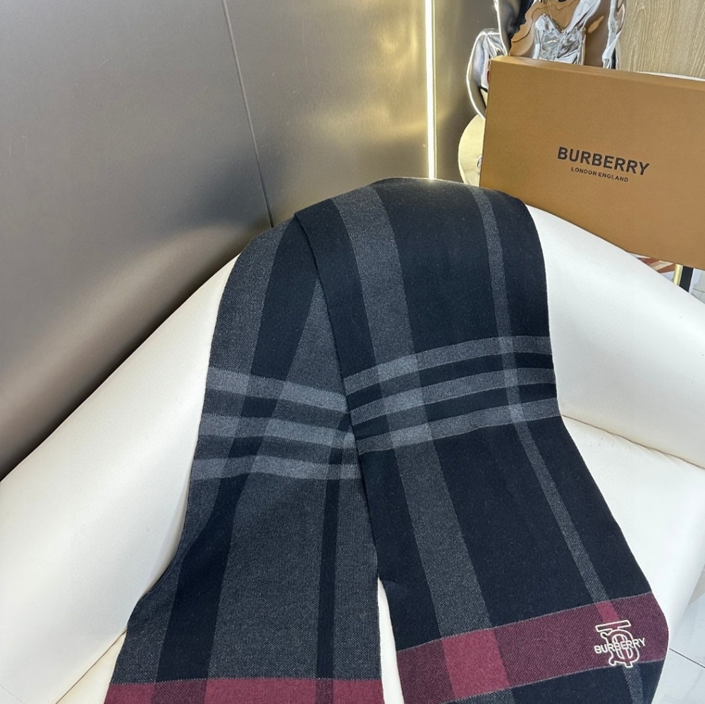 Burberry women's fashion knitted scarf - Picture 2 of 8